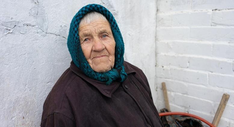 Junge Frau zeigt Bild ihrer Familie