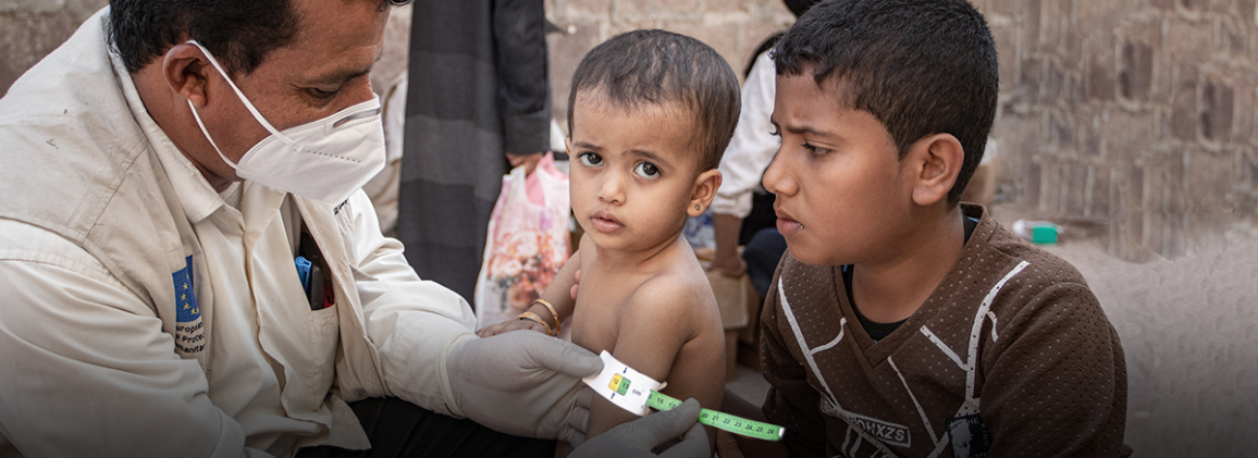 Eine Mutter und ihr Kind warten in einem IRC-Gesundheitszentrum in Cox's Bazar, Bangladesch, auf Behandlung.